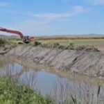 Ka nisur pastrimi i kanalit kullues që shërben për vaditjen e tokave bujqësore në zonën e Tërbufit dhe Myzeqesë. !