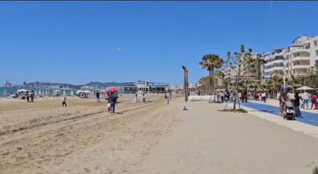Plazhi i Durrësit, destinacioni më i frekuentuar në fundjavë!