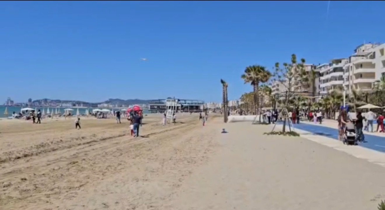 Plazhi i Durrësit, destinacioni më i frekuentuar në fundjavë!