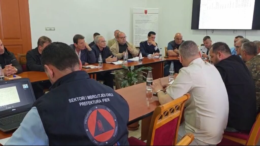 Stina e zjarreve, mbidhen vendoret ne nivel qarku ne Fier, si masë parandaluese asfaltimi i rrugëve rurale