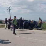 Përplasen 3 mjete në autostradën Çermë-Lushnjë, njëri prej tyre ngec në barrierën anësore. Drejtuesi mbetet brenda mjetit, pritet ndihma e zjarrfikseve.