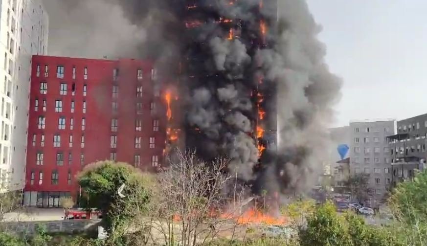 Pamje tronditëse nga Tirana, shkrumbohet nga zjarri fasada e një kompleksi banimi pranë QSUT-së. Evakuohen banorët.