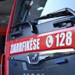 Zjarr masiv në pallatin pranë spitalit të Lushnjës! Dyshohet se 40-vjeçari i vuri flakën shtëpisë së tij dhe…