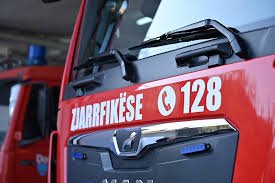 Zjarr masiv në pallatin pranë spitalit të Lushnjës! Dyshohet se 40-vjeçari i vuri flakën shtëpisë së tij dhe…