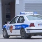Plagosja e efektivit në Tiranë, në kërkim disa persona, mes tyre dhe autorë e bashkëpunëtorë. Në vendngjarje u qëllua me dy armë.