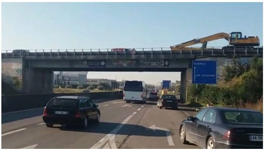 Njoftoi vetë familjen dhe ambulancën, 31-vjeçari gjendet i pajetë te mbikalimi i Shkozetit