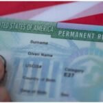 Administrata amerikane ka vendosur ndryshime të reja në procedurat e aplikimit për Green Card, duke kërkuar që aplikantët për rezidencë të përhershme në SHBA të aplikojnë nga vendet e tyre të origjinës. Sipas rregullores së re, mundësia për të aplikuar nga brenda territorit amerikan dhe për të ndryshuar statusin e qëndrimit do të lejohet vetëm në raste të jashtëzakonshme. Autoritetet amerikane të emigracionit bëjnë me dije se shtetasit e huaj që kërkojnë Green Card do të duhet të ndjekin procesin përmes ambasadave dhe konsullatave të SHBA-së në vendet e tyre, duke kufizuar aplikimet e brendshme në SHBA.Rregulli i ri pritet të ndikojë kryesisht studentët, punëtorët e përkohshëm dhe turistët, të cilët deri më tani mund të aplikonin për ndryshim statusi gjatë qëndrimit në vend.Sipas autoriteteve, qëllimi i ndryshimeve është të sigurohet që vizat jo-emigruese të përdoren vetëm për qëllime afatshkurtra dhe jo si hap drejt rezidencës së përhershme.Në SHBA lëshohen mbi 1 milion Green Card çdo vit, ku një pjesë e konsiderueshme e aplikimeve realizohej nga persona që tashmë ndodheshin në territorin amerikan përmes ndryshimit të statusit.