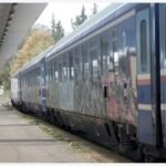Një burrë humbi jetën tragjikisht në Greqi pasi u përplas nga një tren. Ngjarja ndodhi të premten në mbrëmje, në Kordelio të Selanikut.Shkaqet janë ende të paqarta, ndërsa autoritetet kanë nisur hetimet. Për shkak të incidentit, trafiku i trenave në seksionin specifik të linjës u pezullua përkohësisht, me Hellenic Train që informoi për vonesat në shërbime.“Hellenic Train informon publikun e pasagjerëve se, pas urdhrit të Menaxherit të Infrastrukturës OSE – Hekurudhat Helenike dhe autoriteteve kompetente, trafiku hekurudhor dhe furnizimi me energji elektrike në seksionin Selanik – Sindos u pezulluan nga ora 21:32, për shkak të një incidenti me një person në linjën hekurudhore.Për shkak të incidentit, treni që operonte në itinerarin 1635 (Serres – Selanik) u ndalua përkohësisht, ndërsa autoritetet kompetente shkuan në vendngjarje dhe u ndoqën procedurat e përcaktuara. Pas urdhrit të Policisë, treni vazhdoi itinerarin e tij për në Selanik me një vonesë prej 61 minutash. Vonesa dhe modifikime të itinerarit priten në linjat Larisa – Selanik dhe Serres – Selanik”, thuhet në njoftim.