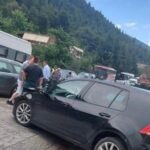 Aksident i rëndë në aksin Elbasan-Përrenjas, përplasen dy makina, përfundojnë në spital dy vajza.