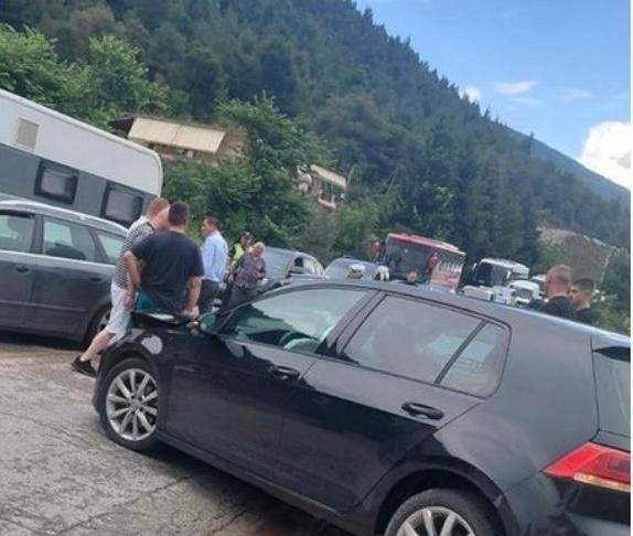 Aksident i rëndë në aksin Elbasan-Përrenjas, përplasen dy makina, përfundojnë në spital dy vajza.
