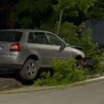 Aksident në Gramsh, automjeti del nga rruga dhe përplaset me shtyllën.