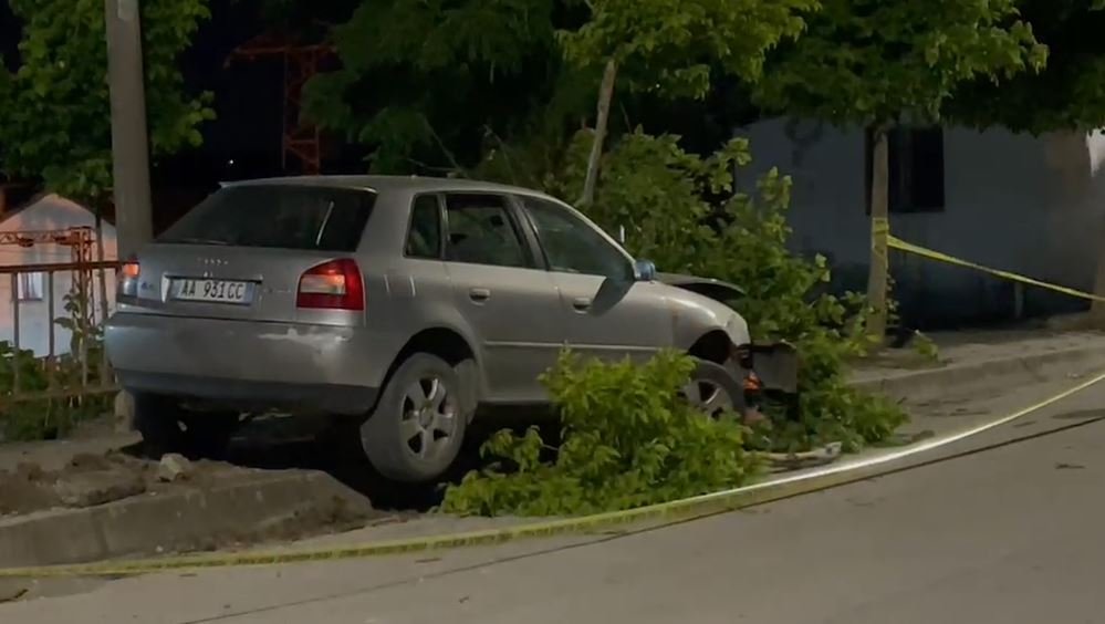 Aksident në Gramsh, automjeti del nga rruga dhe përplaset me shtyllën.