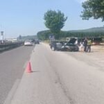 Aksident në aksin Lushnje-Fier, “Audi” del nga rruga dhe përplaset me pemën, plagoset shoferja.