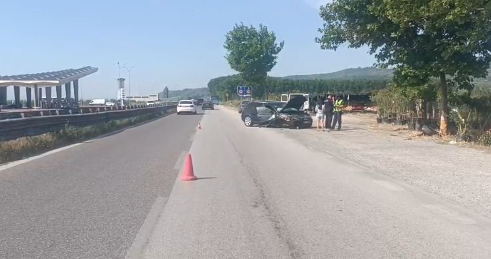Aksident në aksin Lushnje-Fier, “Audi” del nga rruga dhe përplaset me pemën, plagoset shoferja.