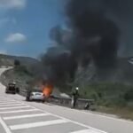 U përfshi nga flakët, shkumbohet makina në aksin Korçë-Ersekë, shpëton mrekullisht shoferi.