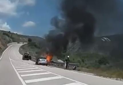 U përfshi nga flakët, shkumbohet makina në aksin Korçë-Ersekë, shpëton mrekullisht shoferi.