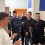 Luajnë me nervat tona!”/ Bizneset protestë para Bashkisë Vlorë, kërkojnë takim me kryetaren: Të shtyhen pas sezonit turistik.