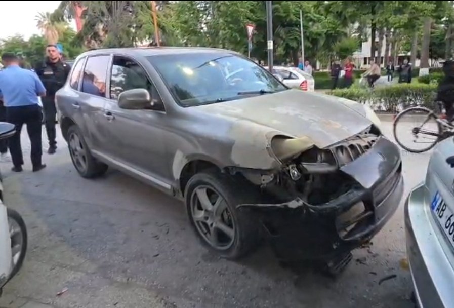 Përplasi automjetet e parkuara, i hoqi targen makinës dhe tentoi të arratisej, arrestohet shoferi në Fier.