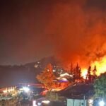 Zjarr i madh në Radhimë, rrezikohen 3 hotele. Zjarrfikëset nisen drejt vendngjarjes.
