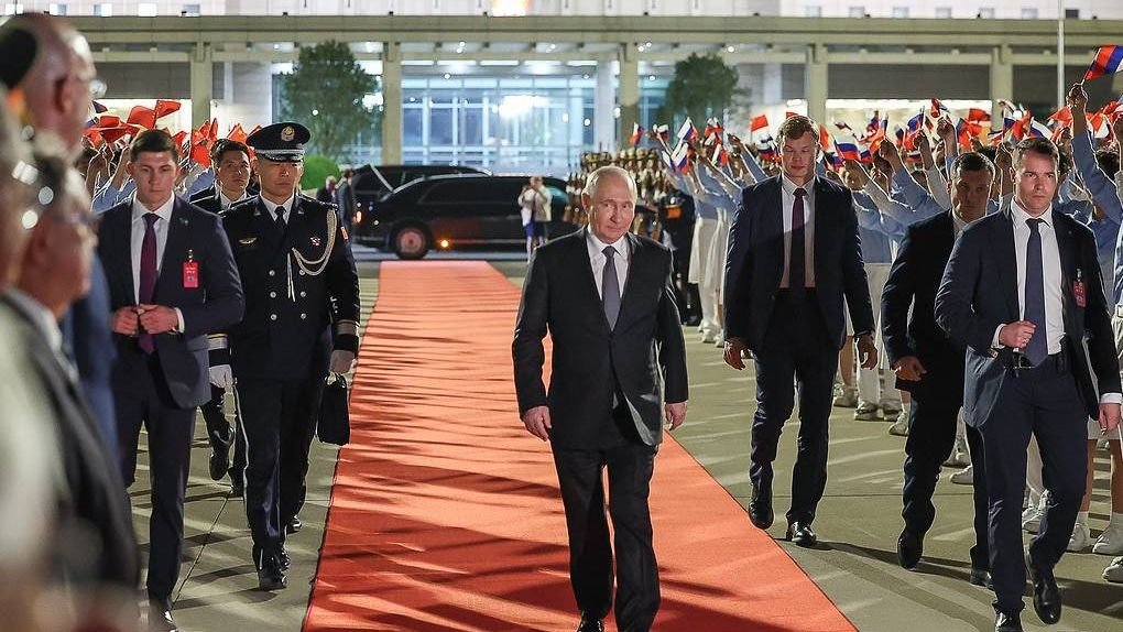 Përfundon vizita e Putinit në Kinë, detaje nga ceremonia zyrtare në aeroport.
