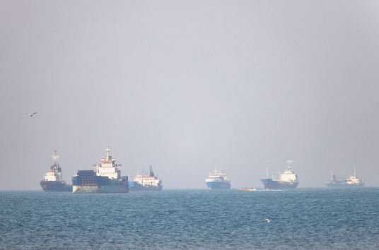 Irani godet portin e naftës të Emirateve të Bashkuara Arabe, kundërpërgjigje me raketa nga Abu Dhabi: Agresion i pabesë!