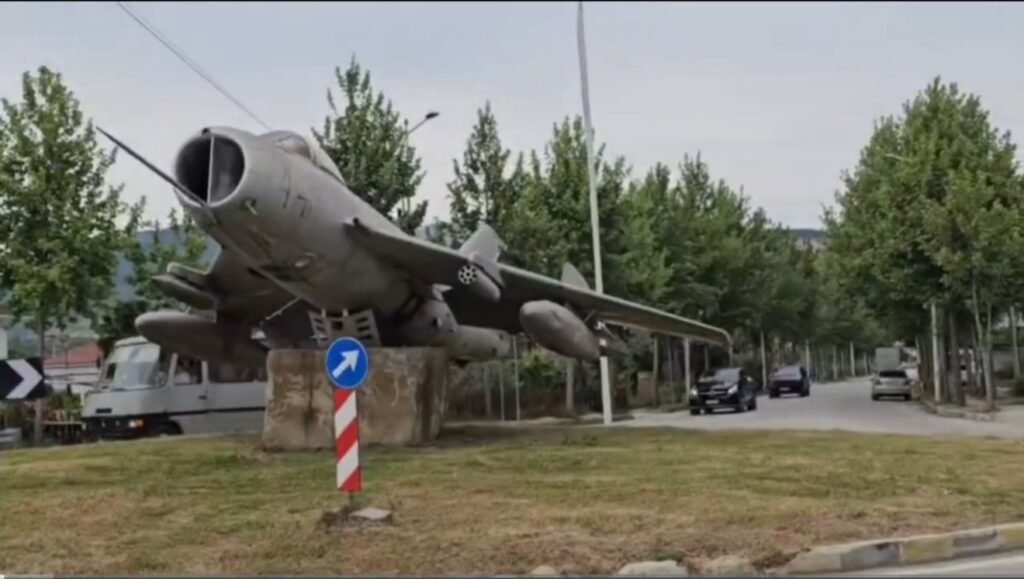 Avioni luftarak MiG simbol i historisë së aviacionit, në Kuçovë!