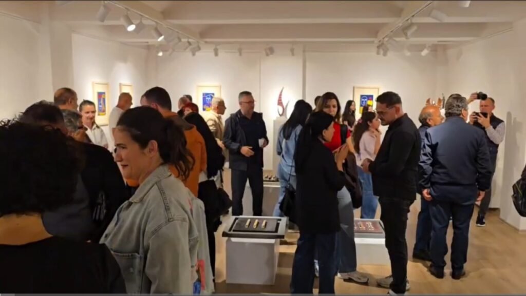 Ne galerine e artit “Villson Kilica” ne Fier u hap ekspozita e piktorit Arben Koliçi dhe skulptorit Eduart Meço, “Tinguj dhe ngjyra”.