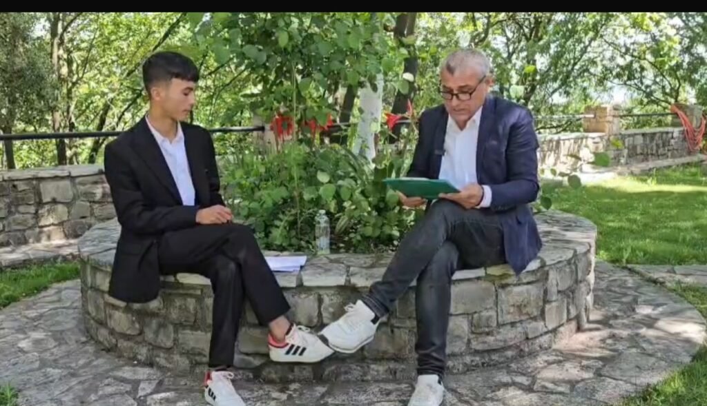 Ledjo Xhelaj, 18-vjeçari i dashuruar pas muzikës popullore !