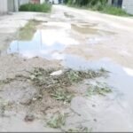 Rruga kryesore e lagjes “Afrim” në Bashkinë Fier, e dëmtuar nga punimet për ndërtimin e rrjetit të ri të kanalizimeve të ujërave të zeza