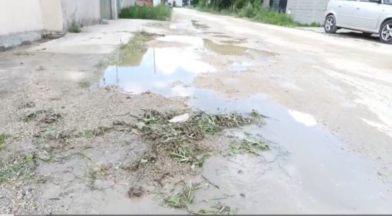 Rruga kryesore e lagjes “Afrim” në Bashkinë Fier, e dëmtuar nga punimet për ndërtimin e rrjetit të ri të kanalizimeve të ujërave të zeza