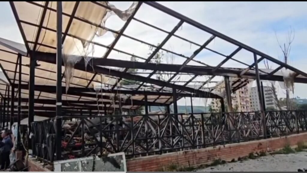 Digjet pjesërisht tregu i fruta perimeve me pakicë në qytetin e Lushnjes.