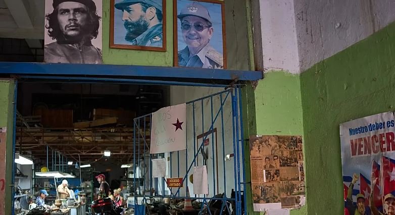 Sistemi i tyre ekonomik nuk funksionon. Është i prishur dhe nuk mund ta rregullosh me sistemin aktual politik që është në fuqi”, u tha Rubio gazetarëve në Miami.