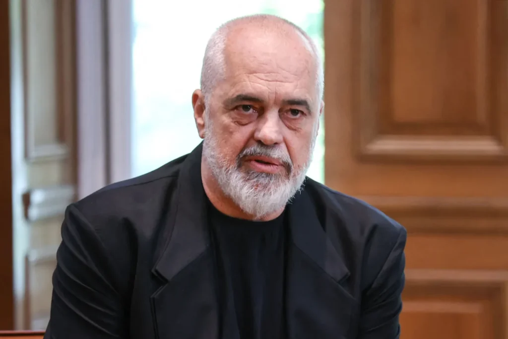 Kryeministri Edi Rama zhvilloi sot një intervistë për rrjetin televiziv amerikan CNN, teksa protestues të shumtë shfaqnin revoltën e tyre para Kryeministrisë.