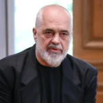 Kryeministri Edi Rama zhvilloi sot një intervistë për rrjetin televiziv amerikan CNN, teksa protestues të shumtë shfaqnin revoltën e tyre para Kryeministrisë.