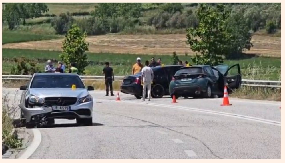 Aksident i rëndë në aksin Levan-Tepelenë, përplasen 5 automjete, disa të plagosur