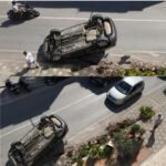 Sarandë/ Aksident në rrugën “Gjergj Araniti”, një automjet përmbyset në mes të rrugës. Një aksident rrugor është regjistruar para pak minutash në rrugën “Gjergj Araniti” në Sarandë, ku janë përplasur dy automjete, ndërsa njëri prej tyre është përmbysur në mes të rrugës si pasojë e goditjes.
