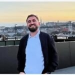 U rrëmbye dhe zhduk nga shoku i tij, Eglant Koçi kishte 700 mijë euro në kripto: Së fundmi pati kryer një transaksion 160 mijë euro.Nëse nuk ka trup, nuk ka viktimë, por policia dyshon se 34-vjeçari i rrëmbyer para pak ditësh Eglant Koçi mund të jetë eliminuar fizikisht. Për ngjarjen është arrestuar Enea Zyferi për përkrahje të autorit, ndërsa Armand Shakaj është në kërkim si i dyshuar për mbajtjen peng të të riut. Pista kryesore e hetimit është ajo e aktivitetit në kriptomonedha dhe call center-a.U raportua i zhdukur të enjten e 4 qershorit, por Eglant Koçi nuk u gjet. Pasi analizoi disa pamje filmike, policia e cilësoi ngjarjen kriminale. Ajo dyshon se 34-vjeçari është rrëmbyer dhe më pas eliminuar fizikisht.Armand Shakaj, 41 vjeç dyshohet se ka mbajtur peng Eglant Koçin. Por policia nuk ka gjetur as trupin e të rrëmbyerit dhe as autorin e dyshuar, i cili një ditë pas denoncimit është marrë në pyetje nga komisariati nr.2 si personi i fundit që kishte folur në telefon me Eglant Koçin. Por pasi është pyetur nga policia Shakaj është larguar.Një ditë pas denoncimit, policia ka gjetur vetëm motorin me të cilin i riu ka lëvizur për herë të fundit. Ndërkohë prangat iu vunë 25-vjeçarit Enea Zyferi pasi dyshohet se ka përkrahur autorin e krimit. Enea ishte i punësuar i autorit të dyshuar të krimit, ndërsa Eglanti pohohet të ketë pasur lidhje miqësore me Armandin, i cili njihej edhe me pseudonimin “Mand dhelpra”.