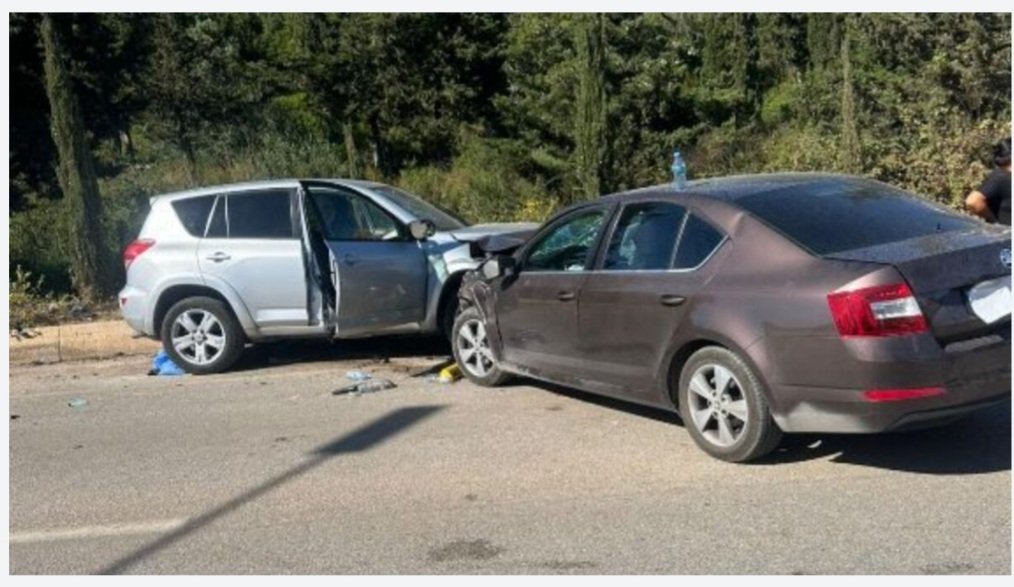 Aksident i frikshem/ Përplasen “kokë më kokë” dy makina, 4 të plagosur dërgohen me urgjencë