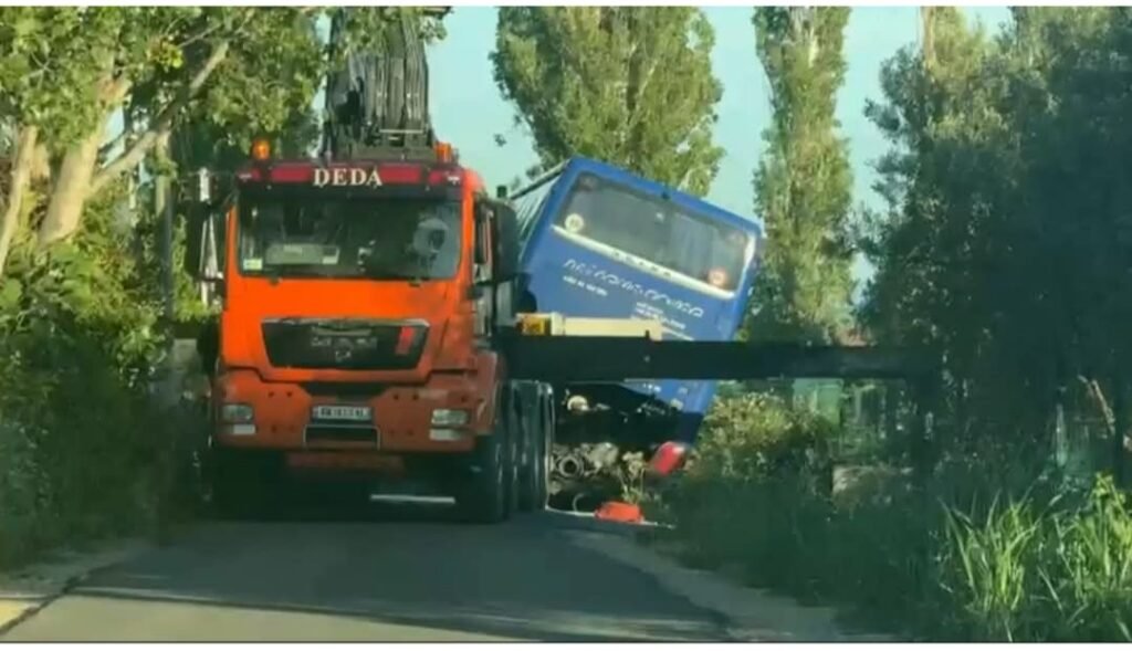 Autobusi del nga rruga në Shëngjin dhe përfundon në kanal