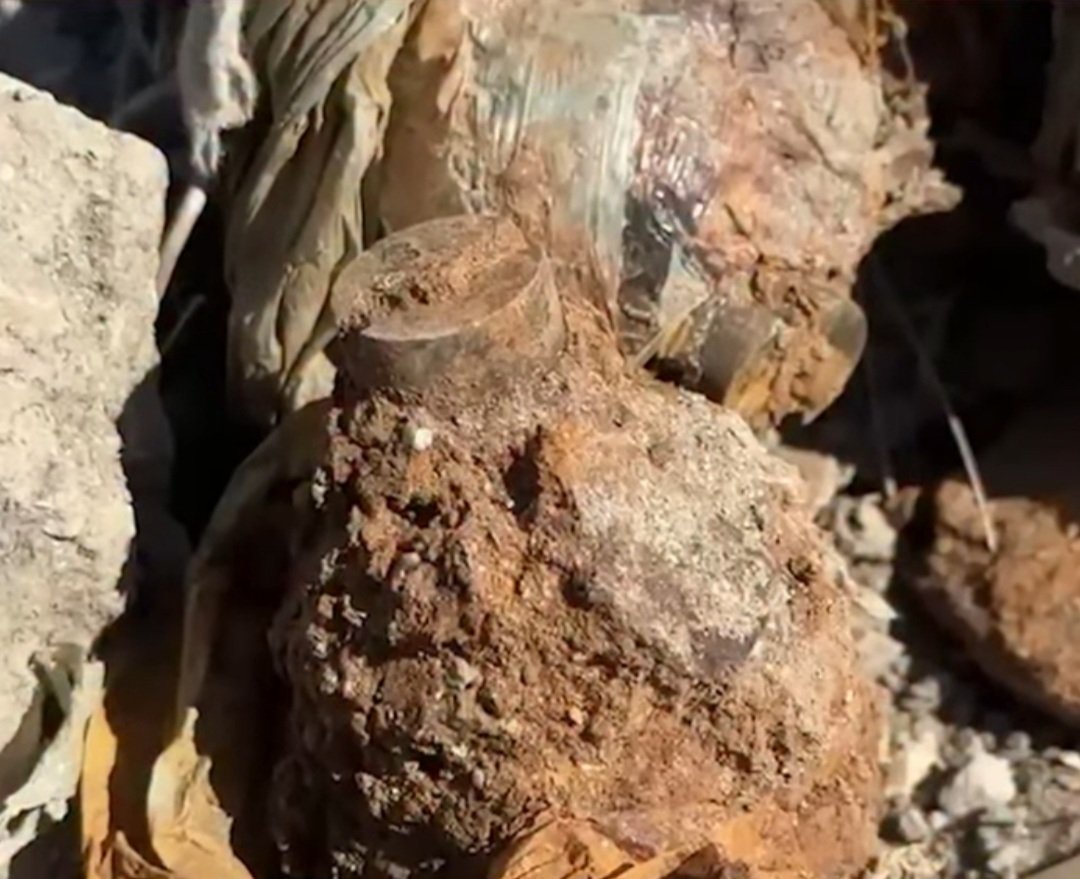 Disa granata të ndryshkura dhe dy armë të mbuluara me rrobë janë konstatuar në anën e rrugës së plazhit të vjetër. Në zonën që shkon në drejtim të Zvërnecit tek Kanali i Motorit një qytetare ka parë armët dhe granatat anës rrugës. Ato janë në një prej akseve rrugore më të frekuentuara në qytet dhe kanë dalë në pjesën anësore të rrugës. Është njoftuar policia ndërsa dyshohet se janë të shumë viteve më parë. Elizabeta Shehaj është qytetarja e cila ka zbuluar armët në shesh Ajo tregon se ka qënë duke kaluar kur ka shkelur njërën prej tyre. Shehaj thotë se i ka gjetur në pjesën anësore të rrugës….