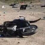Humb jetën 34-vjeçari në Vajkan, del nga rruga me motor në autostradën Fier–LushnjëAksident tragjik në autostradën Fier–Lushnjë. Një i ri 34-vjeçar, me inicialet A.S, ka humbur jetën pasditen e sotme në afërsi të fshatit Vajkan. Sipas informacioneve paraprake, ai po udhëtonte me motor në drejtim të Lushnjës, kur dyshohet se ka humbur kontrollin e mjetit, ka dalë nga rruga dhe është përplasur në asfalt.Në vendngjarje mbërritën menjëherë forcat e policisë dhe autoambulanca, por fatkeqësisht i riu nuk mundi t’u mbijetonte plagëve të marra. Grupi hetimor po punon për zbardhjen e plotë të shkaqeve të aksidentit.