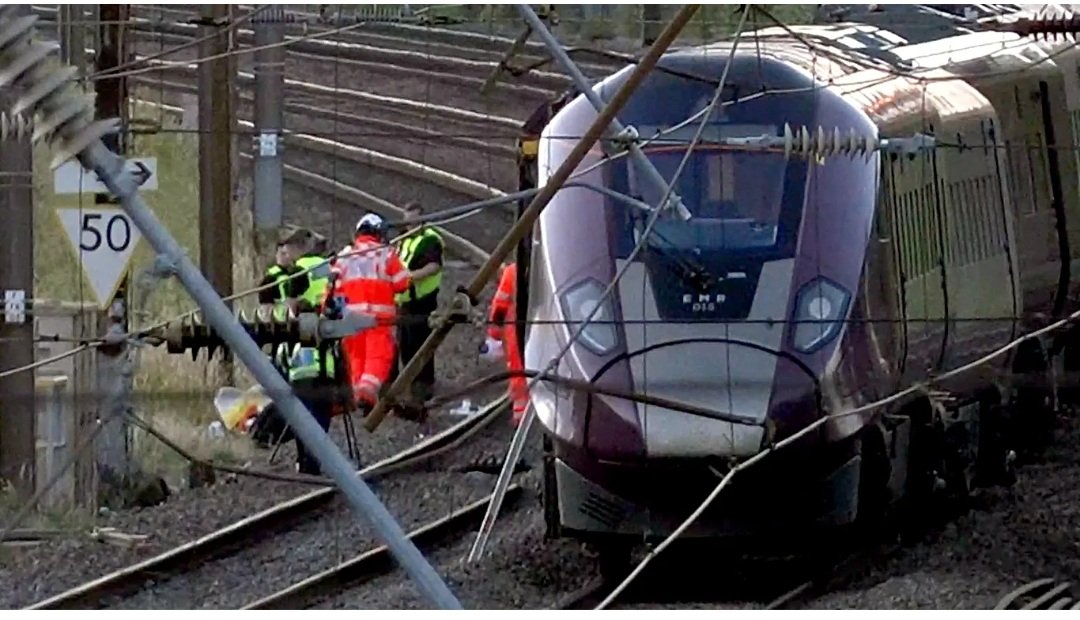 Një makinist treni ka vdekur pasi dy shërbime treni u përplasën në zonën e Bedfordit të Mbretërisë së Bashkuar të premten, në atë që është shpallur një incident i rëndë.Hekurudha East Midlands (EMR) tha se linja e saj e orës 16:40 nga Corby për në Londër St Pancras u përplas me linjën e orës 15:50 nga Nottingham për në Londër St Pancras në Bedford South.