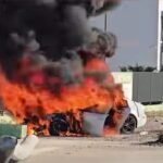 Një aksident i rëndë është regjistruar në aksin rrugor Durrës–Tiranë, ku një automjet është përplasur me një shtyllë dhe më pas është përfshirë nga flakët. Në vendngjarje raportohet edhe për tre automjete të tjera të aksidentuara.