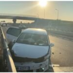 Aksident në bypassin e Fierit, makina përplaset me barrierat mbrojtëseNjë aksident rrugor ka ndodhur në bypassin e Fierit, pranë spitalit ” Memorial”. Një automjet tip Volkswagen, që po lëvizte në drejtim të Lushnjës, ka humbur kontrollin dhe është përplasur me barrierat mbrojtëse të rrugës.Në vendngjarje kanë mbërritur menjëherë autoambulanca,e cila ka transportuan drejtuesin e mjetit në spital. Sipas informacioneve paraprake, ai ndodhet jashtë rrezikut për jetën.Policia ka nisur hetimet për të përcaktuar shkaqet e aksidentit, ndërsa po punon edhe për menaxhimin e trafikut në këtë aks rrugor, i cili ka fluks të lartë lëvizjesh gjatë fundjavës.