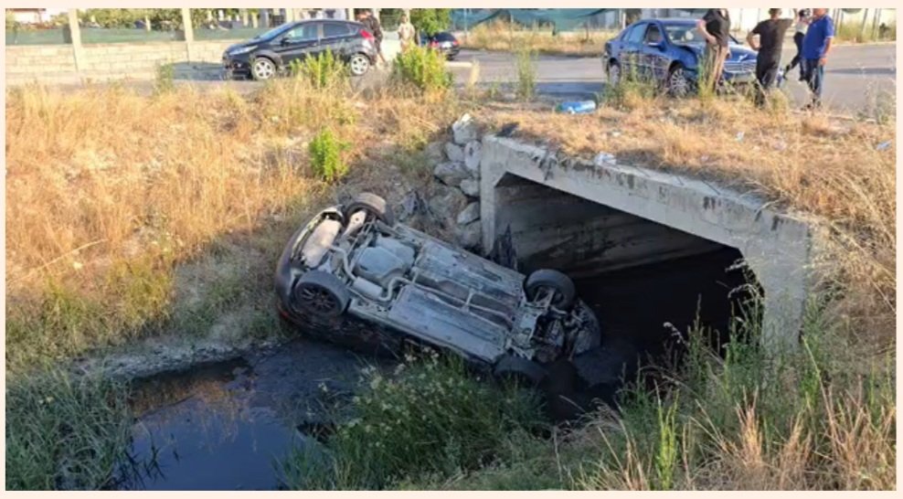 Aksident i frikshëm në Durrës! Makina përfundon në kanal pas përplasjes me “Benz”-in, plagosen dy vajza