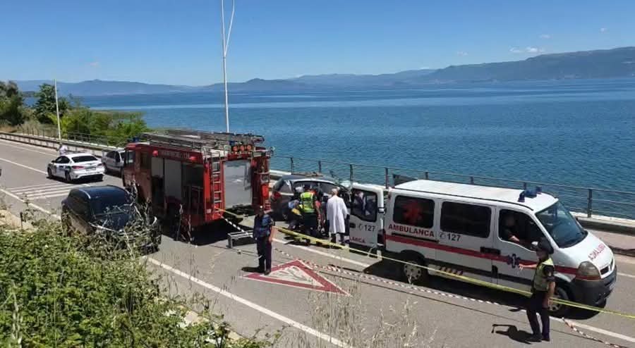 Aksidenti në aksin Pogradec-Lin, ndërron jetë një person! Shkon në 4 numri i të plagosurve. Pamje nga vendngjarja
