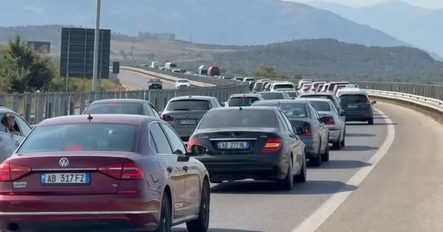 Aksident në aksin Levan–Vlorë, rëndohet trafiku në autostradë