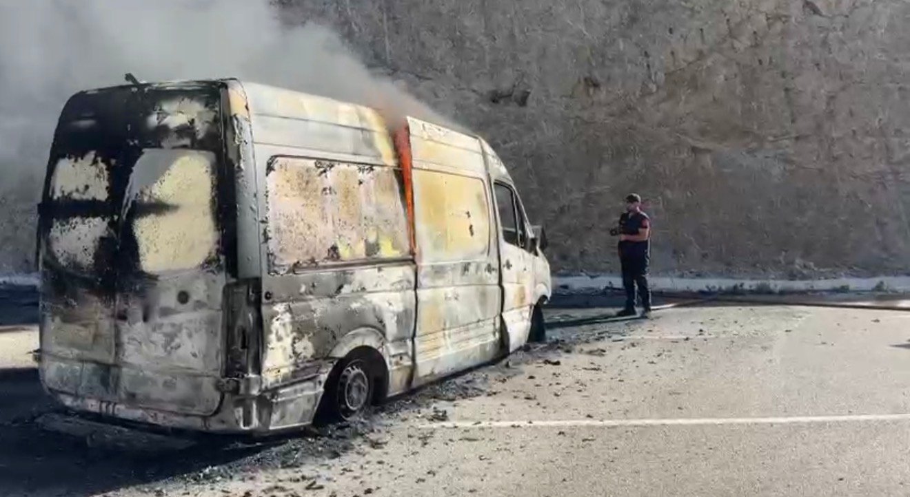 Tragjike! Aksident në Vlorë, përfshihen 3 makina, një person bllokohet brenda BMW-së, humb jetën.
