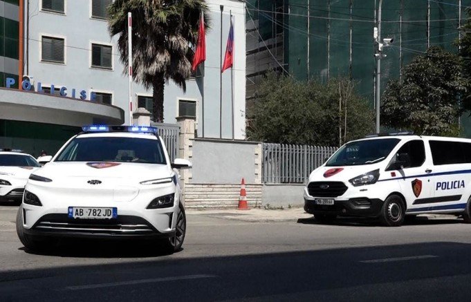 Kolegu i tij u vra, vetë u plagos rëndë gjatë operacionit për arrestimin e të shumëkërkuarit, polici i Shqiponjave pritet të dërgohet te Trauma me helikopter.