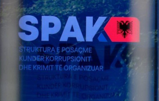 SPAK ka lëshuar masa sigurie ‘arrest me burg’ për dy vëllezërit Erjon dhe Adrian Rama, në kuadër të operacionit që po zhvillohet për goditjen e grupit të strukturuar kriminal që drejtohet nga Luçiano dhe Abedin Koçeku. Dy vëllezërit Rama janë nipat e “Mirit të Xhikes” ose Fatmir Ramës, i vrarë në vitin 2003 në biznesin e tij “Kartodrom 2000”. Ata dyshohet se pastronin paratë e grupit kriminal.